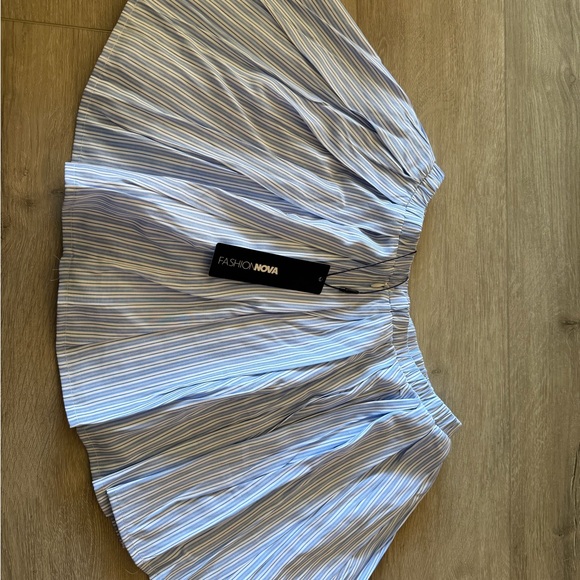 Light Blue Pleated Skirt fashion nova brand new size xs new with tags - Picture 2 of 3